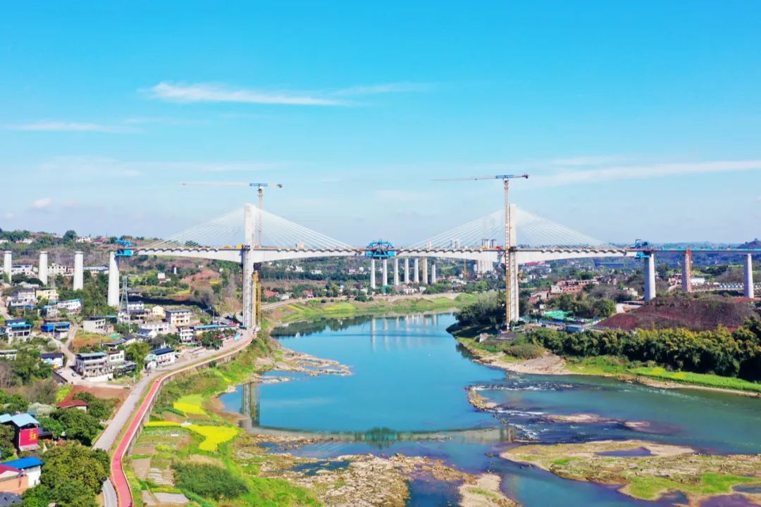 國內(nèi)首座雙柱式V型橋塔、空間索面斜拉索的高速鐵路橋 | 渝昆高鐵瀘州沱江特大橋主跨順利合龍